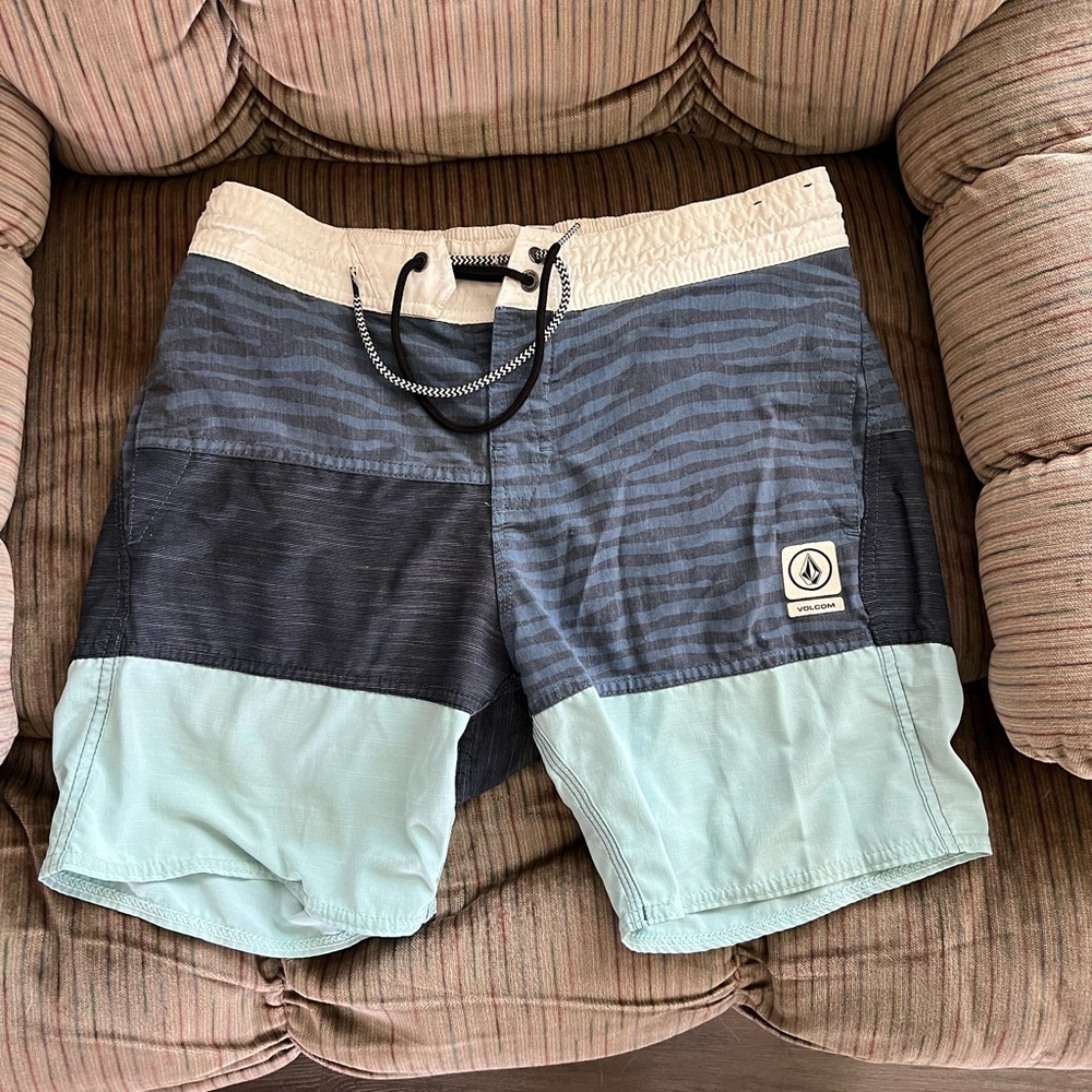 Volcom board shorts size Small